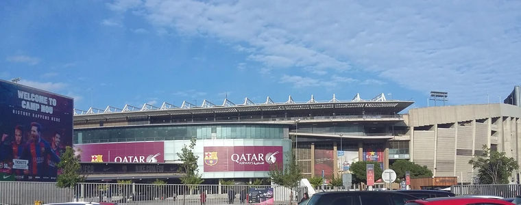 Hai cầu thủ MLS và Liga MX tranh bóng trên sân cỏ về đêm trong khung cảnh sân vận động đông khán giả tại Leagues Cup 2026